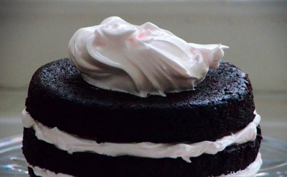 Chocolate cake, Meringue icing