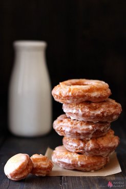 Old-Fashioned Sour Cream Doughnuts - cakey fried dougnuts with a thick glaze