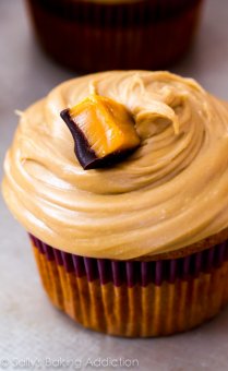 These are the BEST cupcakes! Caramel cupcakes topped with salted caramel frosting and salted caramel candies. @sallybakeblog