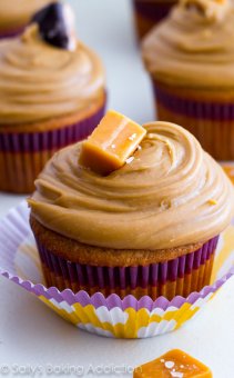 These are the BEST cupcakes! Caramel cupcakes topped with salted caramel frosting and salted caramel candies. @sallybakeblog