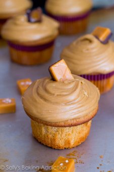 These are the BEST cupcakes! Caramel cupcakes topped with salted caramel frosting and salted caramel candies. @sallybakeblog