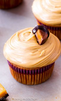 These are the BEST cupcakes! Caramel cupcakes topped with salted caramel frosting and salted caramel candies. @sallybakeblog